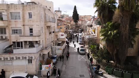 Judíos-Ortodoxos-Vestidos-Con-Vestimentas-Tradicionales-Caminan-Por-Las-Calles-De-Jerusalén