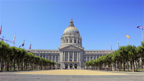 San-Francisco-City-Hall,-California-on-a-sunny-clear-day