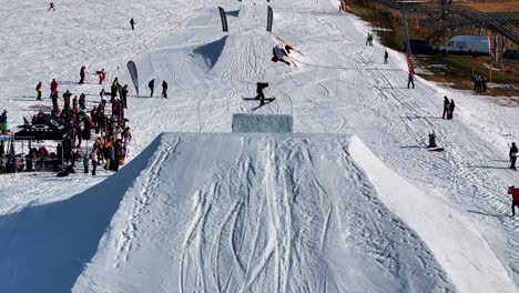 Extremer-Wintersport,-Skifahrer-Springen-Von-Der-Rampe-Und-Fliegen-Durch-Die-Luft,-Veranstaltung-In-Dolni-Morava