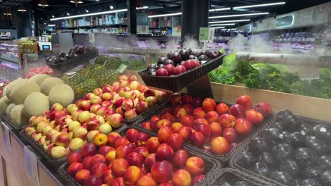 Frische-Nektarinen,-Pflaumen,-Kantalupen-Und-Ananas-Im-Supermarkt-Mit-Kühlem-Nebel-Weht