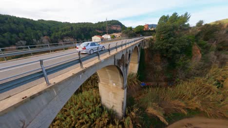 Persiguiendo-Un-Coche-Deportivo-Por-Un-Puente-En-España