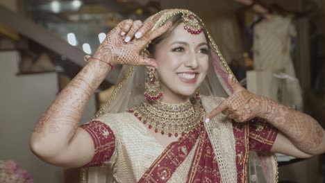 Schöne-Indische-Braut-Mit-Henna-Tattoos-Auf-Ihren-Händen-Am-Hochzeitstag