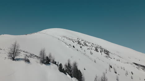 Snowy-mountain-under-a-clear-sky