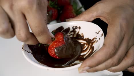 Eine-Erdbeere-In-Geschmolzene-Schokolade-Drehen,-Um-Mit-Schokolade-überzogene-Erdbeeren-Für-Den-Veganen-Valentinstag-Zuzubereiten