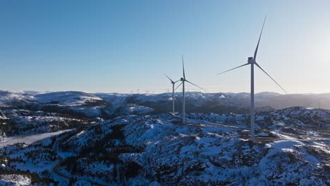 Turbinas-Eólicas-En-El-Parque-Eólico-Bessakerfjellet-En-Un-Día-De-Invierno-En-Noruega