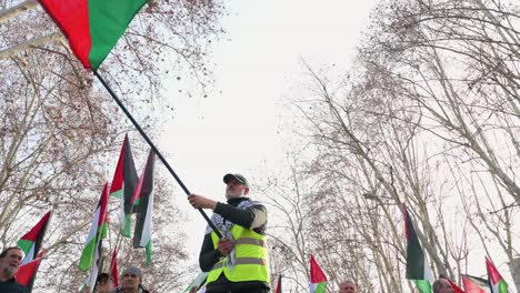 Un-Manifestante-Ondea-Una-Bandera-Palestina-Durante-Una-Marcha-En-Solidaridad-Con-Palestina.