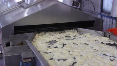 POV-Shot-Kartoffeln-Werden-In-Reiswasser-Gewaschen-Und-Die-Chips-Fallen