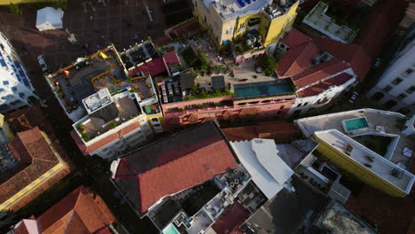 Cartagena,-Kolumbien,-Luftaufnahme-Der-Dächer-Der-Kolonialgebäude-Der-Altstadt,-Des-Hafen--Und-Küstenverkehrs,-Die-Eine-Nach-Oben-Geneigte-Drohnenaufnahme-Zeigt