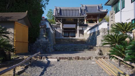 Templo-Boncho-ji-En-La-Ciudad-De-Osatsu,-Tranquila-Ciudad-Costera-Rural-En-Un-Día-Soleado