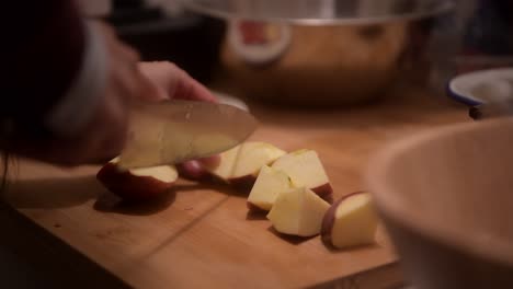 En-Casa-Cortando-Algunas-Manzanas-Para-El-Desayuno