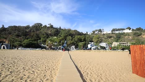 Holzsteg-Führt-Zum-Sonnigen-Strand-Von-Sidi-Bou-Said-In-Tunesien,-Klarer-Blauer-Himmel