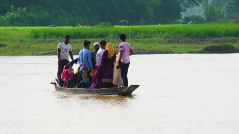 Dorfbewohner-Auf-Einem-Boot-überqueren-überfluteten-Fluss-In-Bangladesch