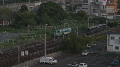 Elektrischer-Zug-Der-Kumamoto-Eisenbahn,-Geparkt-Im-Transporthof,-Japan