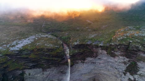 Vista-Frontal-Aérea-De-La-Cima-De-Caguada-Da-Fumaca,-Chapada-Diamantina,-Bahía,-Brasil