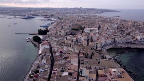 Aufbau-Einer-Luftaufnahme-Der-Insel-Ortigia-In-Der-Dämmerung,-Sizilien,-Italien