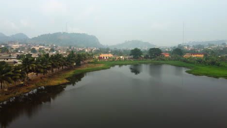 Vista-Aérea-Sobre-El-Lago-Municipal-Lac,-Día-Brumoso-En-La-Ciudad-De-Ebolowa,-Camerún