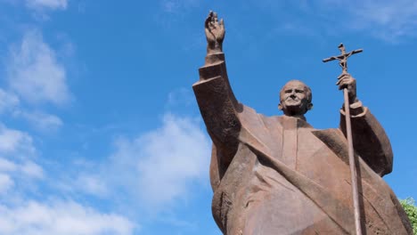 Cerca-De-La-Estatua-De-Bronce-Del-Papa-Juan-Pablo-II-Recordando-La-Visita-Del-Papa-En-La-Capital-De-Timor-Oriental,-En-El-Sudeste-De-Asia