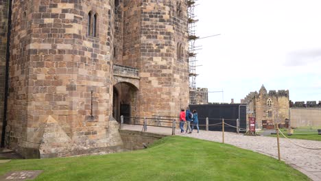 Alnwick,-Inglaterra,-Reino-Unido,-Gente-En-La-Puerta-De-Entrada-Del-Castillo,-Atracción-Turística-Popular,-Cámara-Lenta