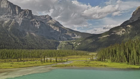 Emerald-Lake-BC-Canadá-V10-Aéreo-Sobrevolando-El-Lago-A-Lo-Largo-Del-Río-Capturando-árboles-Jóvenes-De-Coníferas,-Valles-Boscosos-Y-Cadenas-Montañosas-En-El-Parque-Nacional-Yoho---Filmado-Con-Mavic-3-Pro-Cine---Julio-De-2023