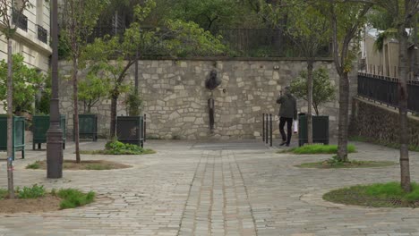 Le-Passe-muraille-En-El-Distrito-De-Montmartre