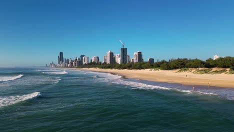 Luftaufnahme-Von-Rechts-Nach-Links-über-Den-Hauptstrand-Mit-Blick-Nach-Süden-In-Richtung-Surfers-Paradise,-Gold-Coast,-Australien