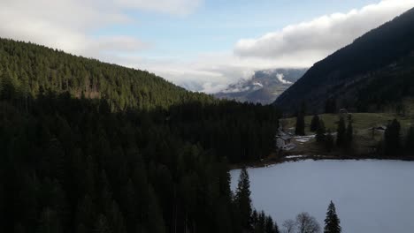 Obersee-Glarus-Schweiz-Haus-Versteckt-In-Einer-Ecke-Des-Sees