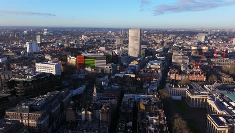 Toma-Aérea-Ascendente-Sobre-El-Punto-Central-De-Soho-Oxford-Street-Desde-Bloomsbury