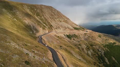 Rv-Camper-Conduce-Por-La-Carretera-De-Montaña-Transalpina-En-Los-Cárpatos,-Rumania---Antena-4k