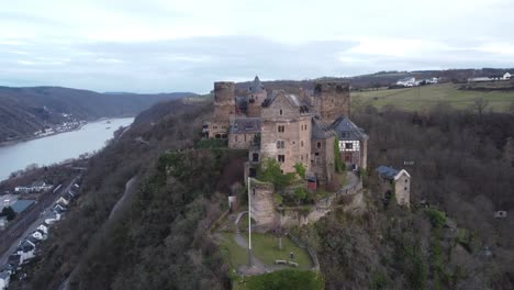 Luftaufnahme-Des-Mittelalterlichen-Schlosshotels-Schönburg-Auf-Einem-Hügel-Mit-Blick-Auf-Den-Rhein