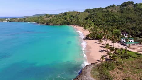Pintoresca-Playa-Colorada-En-El-Caribe-Con-Océano-Tropical-Azul