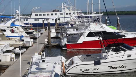 Bootsservice-Und-Marina,-Boote-Und-Motorboote,-Drohne