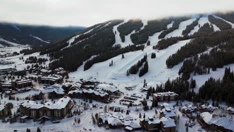 Cobre-Montaña-Colorado-Estación-De-Esquí-Brumoso-Capa-De-Nubes-Invierno-Nevado-Temprano-En-La-Mañana-Amanecer-Aéreo-Dron-I70-águila-Volante-Levantar-Centro-Pueblo-Medio-Tubo-Ikon-Pasar-Snowboard-Adelante-Lentamente-Panorámica-Hacia-Arriba