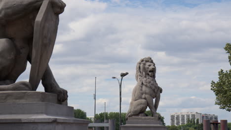 Una-Escultura-De-León-De-Piedra-Situada-Cerca-Del-Río-Escalda-En-Amberes,-Bélgica---Plano-Medio