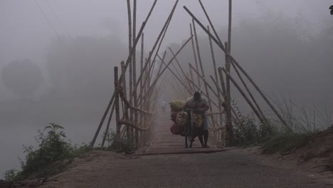 Escena-Del-Pueblo-De-Niebla-Temprano-En-La-Mañana