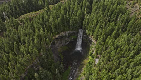 Brandywine-Falls,-BC,-Kanada,-Luftaufnahme-V3,-Vogelperspektive,-Überflug-über-Den-Provinzpark-Mit-Aufnahme-Von-Aussichtspfaden-Und-Wasserfällen,-Die-über-Vulkangestein-In-Eine-Tiefe-Schlucht-Fließen-–-Aufgenommen-Mit-Mavic-3-Pro-Cine-–-Juli-2023