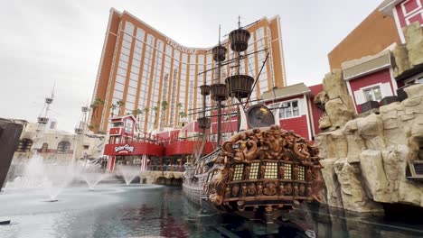 Amplia-Toma-Exterior-De-Fuentes-De-Agua-Y-Un-Barco-Frente-Al-Hotel-Y-Casino-Treasure-Island