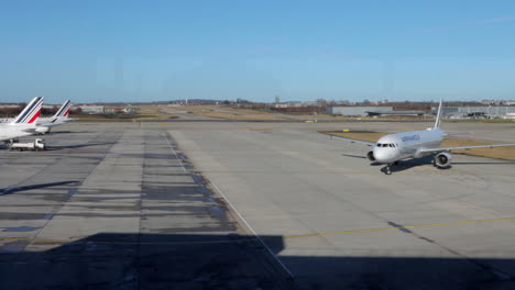 El-Jet-De-Air-France-Gira-Hacia-La-Puerta-Del-Aeropuerto-Charles-De-Gaulle,-Francia