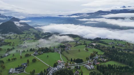 Wolken-Und-Nebel-Im-Tal-In-Schladming,-Österreich---Luftaufnahme-4k