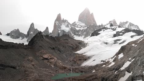 Drone-footage-in-Fitz-Roy,-the-most-iconic-mountain-in-the-Argentina