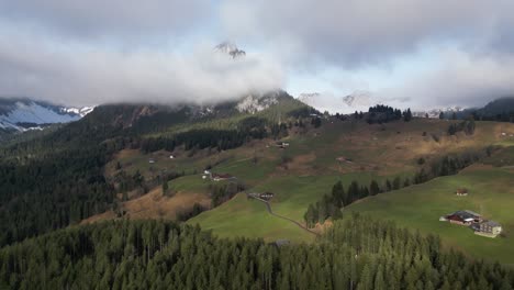 Obersee-Glarus-Näfels-Schweiz-Sonnige-Stadt-In-Den-Wolken-Aufsteigende-Ansicht