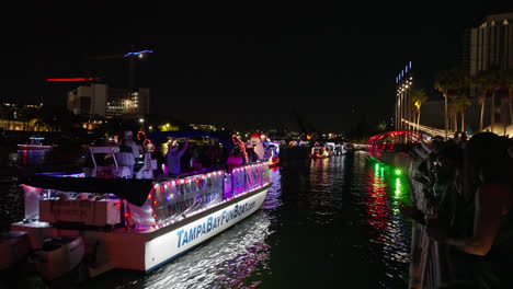 Un-Gran-Barco-De-Fiesta-Enciende-Luces-En-El-Desfile-Navideño-En-El-Agua-Por-La-Noche