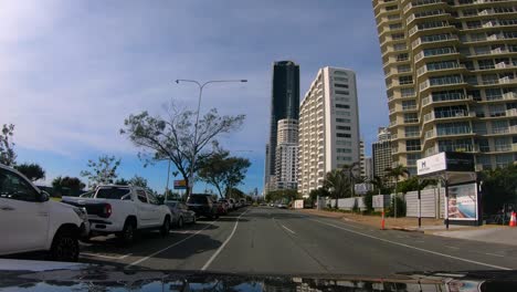 Punto-De-Vista-Conduciendo-Por-La-Explanada-Junto-A-La-Playa-A-Través-De-Surfers-Paradise,-Gold-Coast.