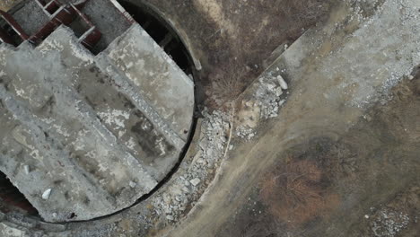Flüstern-Aus-Der-Vergangenheit:-Erkundung-Des-Überflugs-Einer-Drohne-über-Der-Oberfläche-Eines-Verlassenen-Sowjetischen-Bunkers