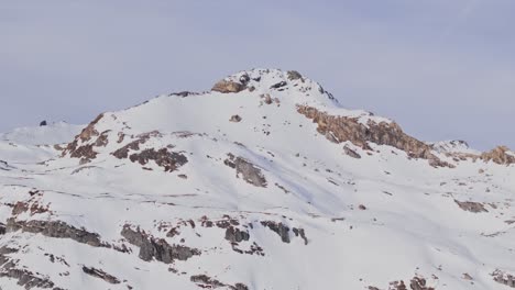 Himmlische-Winterlandschaft-Zwischen-Den-Gipfeln