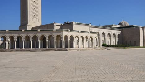 Strahlend-Sonniger-Tag-An-Der-Großen-Moschee-Malik-Ibn-Anas-In-Karthago,-Tunesien-Mit-Klarem-Blauen-Himmel