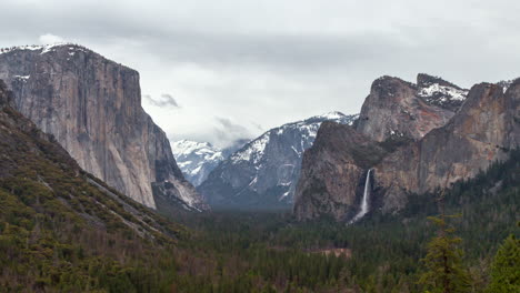 Bridalveil-Falls-Vom-Tunnel-View-Im-Yosemite-Nationalpark,-Kalifornien,-USA