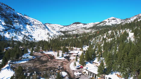 Luftaufnahme-Des-Skigebiets-Lake-Tahoe,-Palisades-Und-Olympic-Valley-An-Einem-Sonnigen-Wintertag,-Kalifornien,-USA