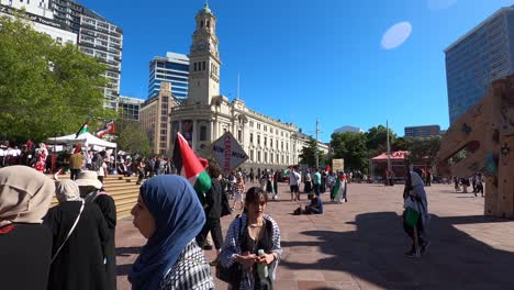 Multitud-Diversa-Con-Banderas-En-Una-Protesta-Pacífica-En-La-Plaza-De-La-Ciudad-De-Auckland