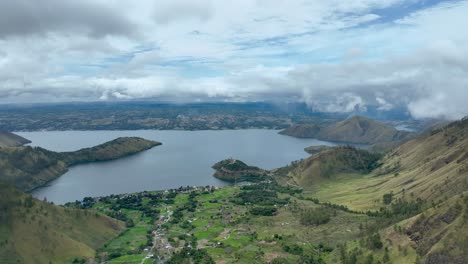 Exuberante-Vegetación-De-La-Isla-Samosir-Con-El-Lago-Toba-Al-Fondo,-Cielo-Nublado