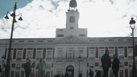 Puerta-Del-Sol-In-Der-Innenstadt-Von-Madrid,-Spanien,-Generaldirektion-Für-Medien,-Historischer-Uhrturm